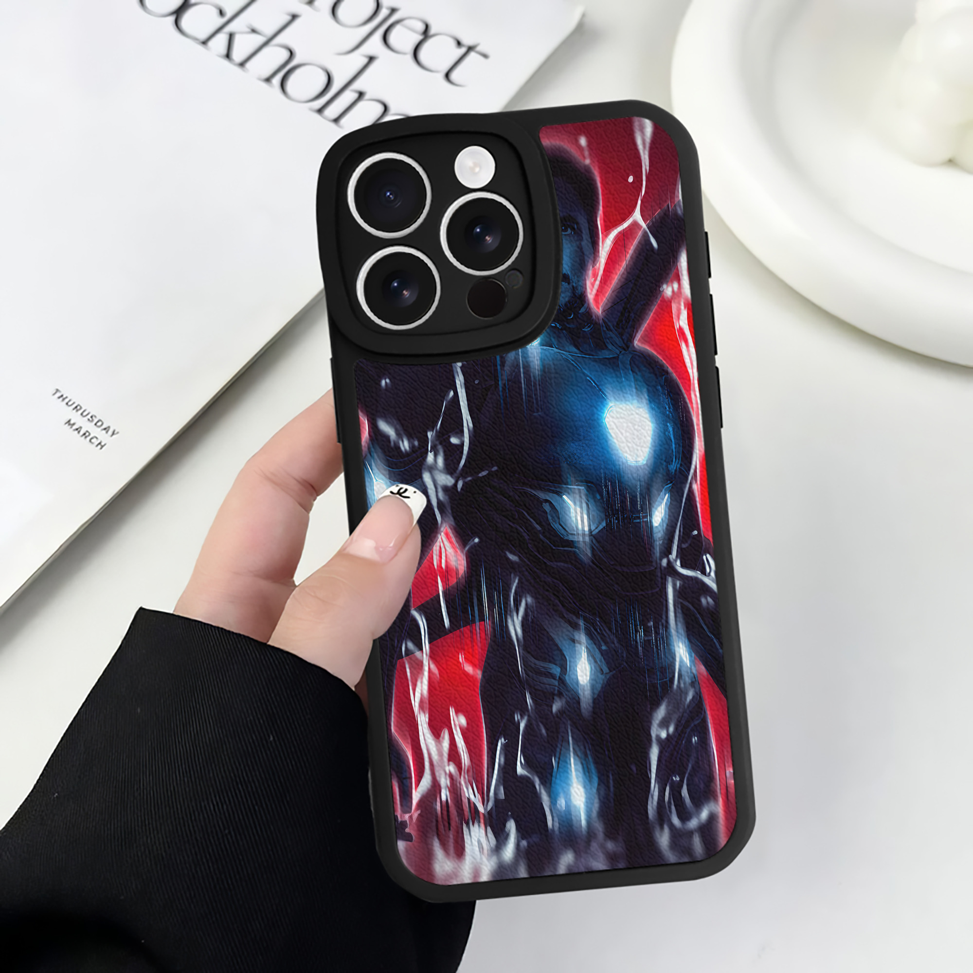 （画像用） アベンジャーズ The Avengers 【iPhone 16シリーズ対応】シリコンスマホケース（レザー調） 材質：シリコン